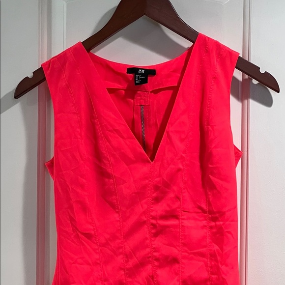 H&M Neon Pink V-Neck Peplum Zipper Back Top - Picture 3 of 5